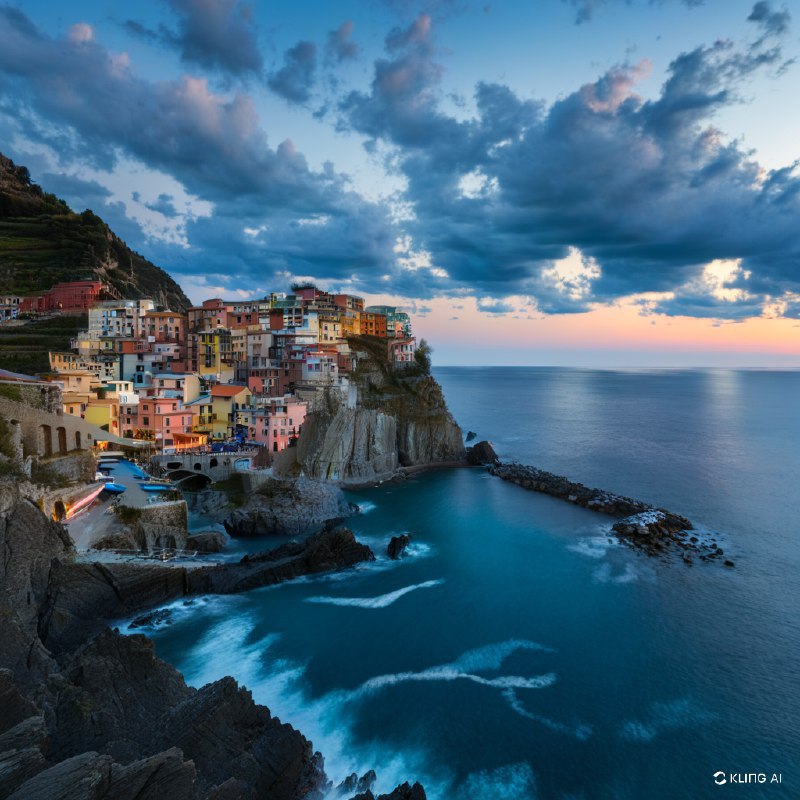 夕阳下的海滨村庄景色迷人，悬崖边的房屋色彩斑斓，可以俯瞰大海，海浪轻轻拍打着岩石，天空中的云朵波澜壮阔，景色宁静如画，令人陶醉，气氛祥和