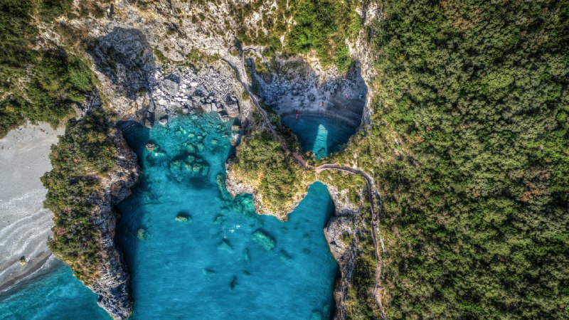 香料红和水晶蓝阿科马尼奥海滩，卡拉布里亚，意大利 (© Alessio de Cicco/Getty Images)原图：