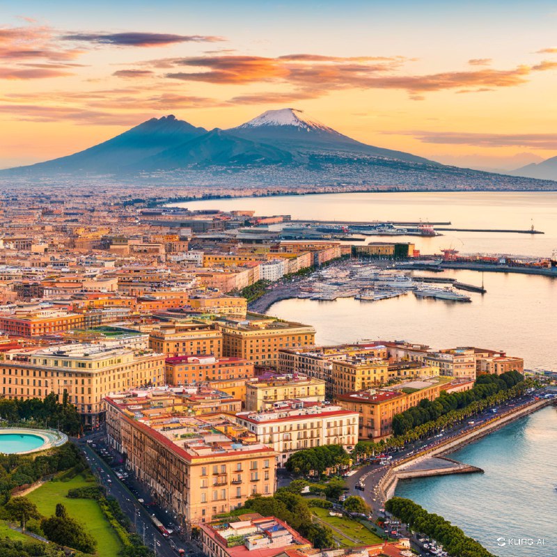 #Bing_Wallpaper“意大利那不勒斯湾的全景生动地展现在眼前，沐浴在夕阳天空温暖的金色光辉中