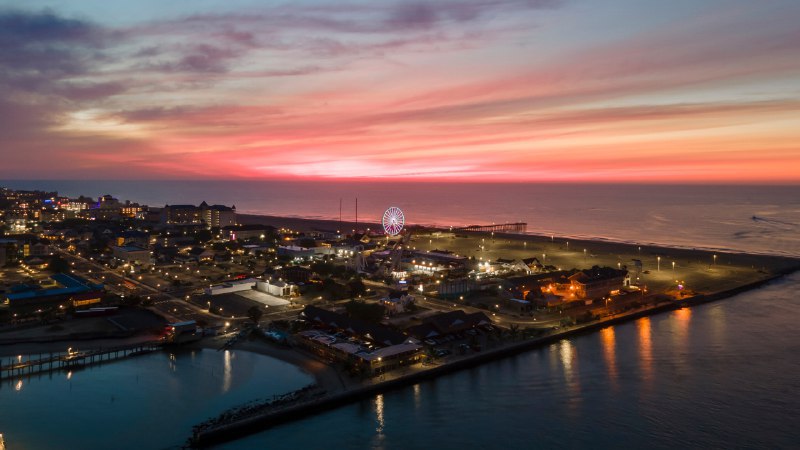 The morning glowOcean City, Maryland, at sunrise (© Kevin Olson/Amazing Aerial Agency)原图：