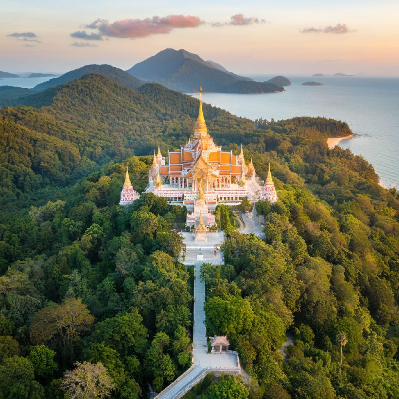 #Bing_Wallpaper在黄昏时分俯瞰泰国班克鲁特的唐赛寺壮丽景色