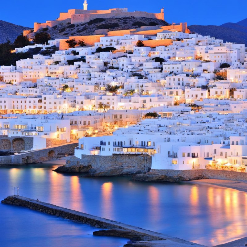 #Bing_Wallpaper“希腊基克拉泽斯群岛中的纳克索斯岛在暮色中显得格外迷人