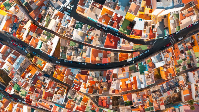 #Bing_Wallpaper生活的画卷大加那利岛拉斯帕尔马斯色彩缤纷的房屋鸟瞰图，西班牙 (© Marco Bottigelli/Getty Images)4K