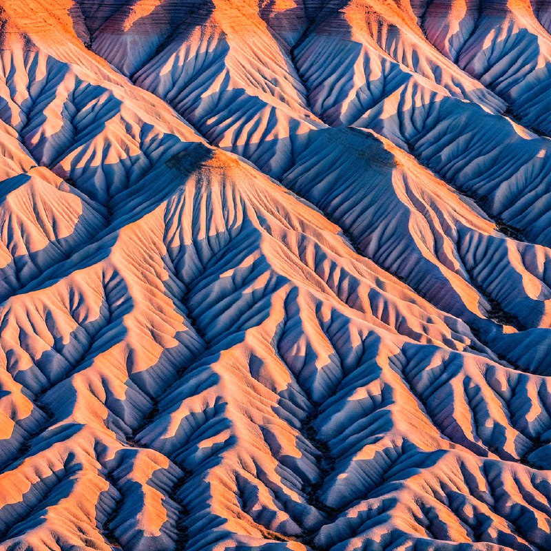 #Bing_Wallpaper“雄伟的砂岩地貌，历经时间的雕琢，形似凝固的波浪，于美国犹他州凯恩维尔附近的黄金时刻捕捉到的景象