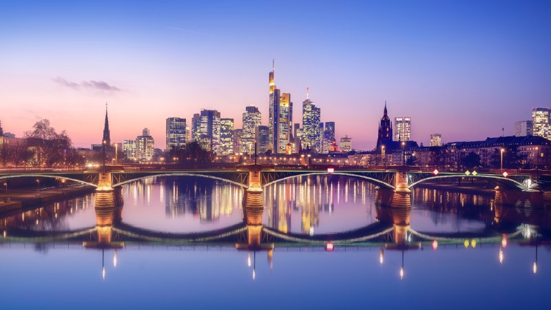 #Bing_Wallpaper历史与现代的交融法兰克福老桥，德国 (© diegograndi/Getty Images)4K | 1080P