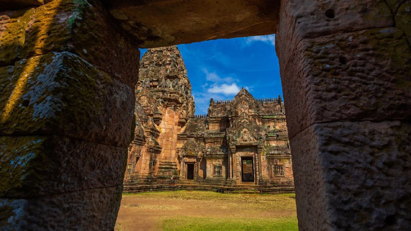 Doorway to the pastPrasat Phanom Rung temple ruins, Buriram province, Thailand (© Banjongseal324/Getty Images)原图：