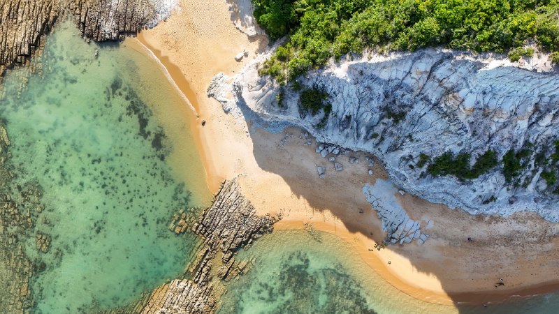 🖼 潮汐留下的印记#Bing_Wallpaper潮汐留下的印记镜面海滩，塞古罗港，巴伊亚州，巴西 (© Marcelo Nacinovic/Getty Images)4K | 1080P