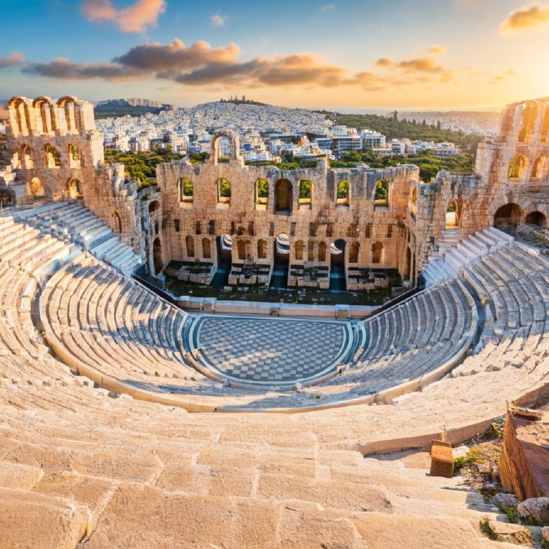 #Bing_Wallpaper“在希腊雅典卫城脚下的赫罗德·阿提库斯剧场，一场壮丽的金色日落庆祝着古典戏剧