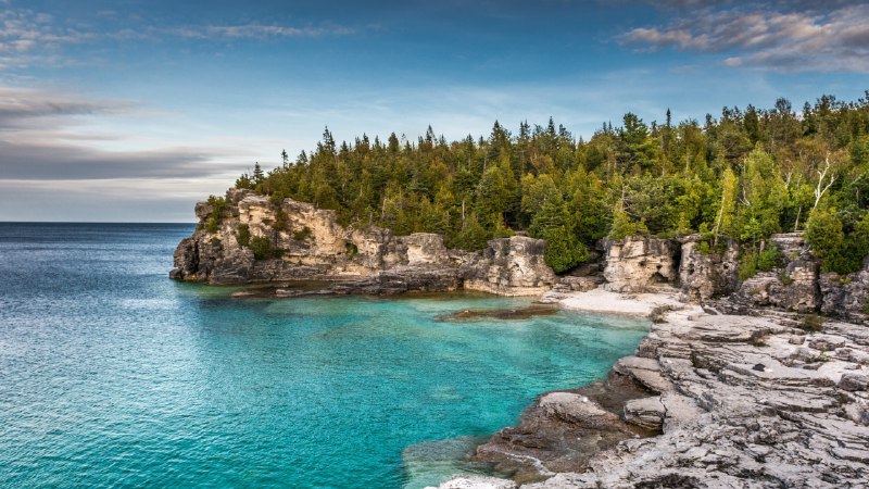 #Bing_Wallpaper悬崖、洞穴与清澈的水域印第安头湾, 布鲁斯半岛国家公园, 安大略, 加拿大 (© Maurice Prokaziuk/Getty Images)4K