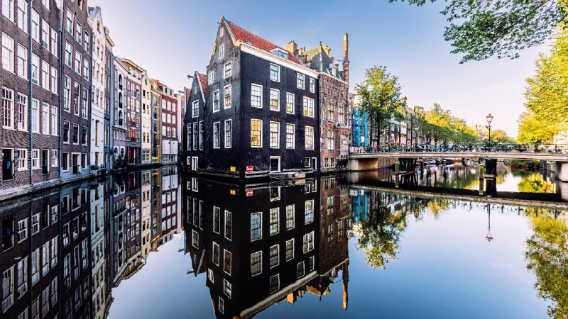 #Bing_Wallpaper一次挥动桥臂，连接两岸阿姆布鲁大桥，阿姆斯特丹，荷兰 (© Alexander Spatari/Getty Images)4K | 1080P