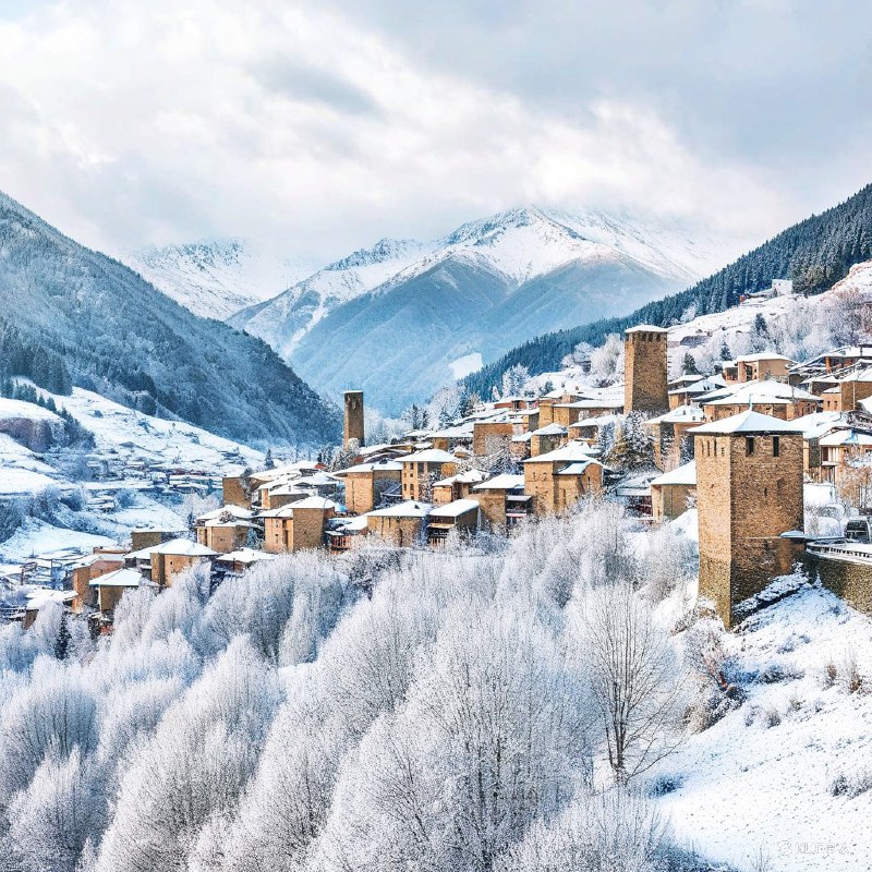 #Bing_Wallpaper“宁静的冬日景观捕捉了格鲁吉亚上斯瓦涅季梅斯蒂亚中世纪石塔的风采，覆盖着一层新雪