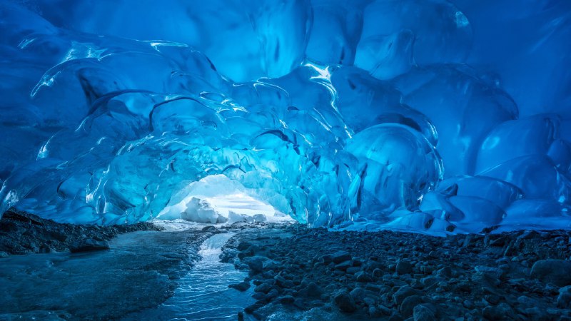 冰，由内而外透出光芒门登霍尔冰川的冰洞，阿拉斯加州，美国 (© Designpics/Adobe Stock)4K | 1080P