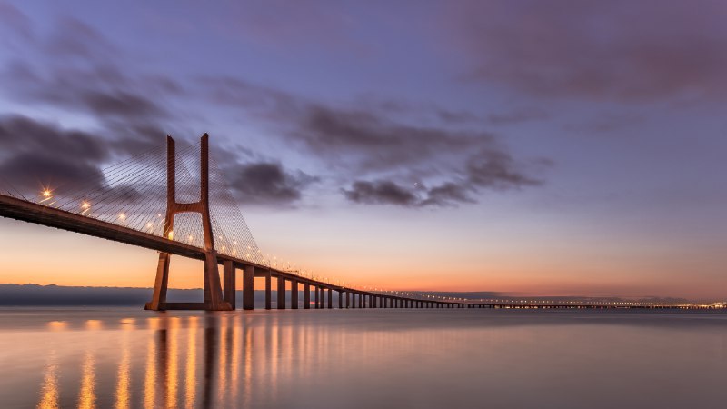 从天际线到水面瓦斯科·达·伽马大桥，里斯本，葡萄牙 (© Achim Thomae/Getty Images)原图：