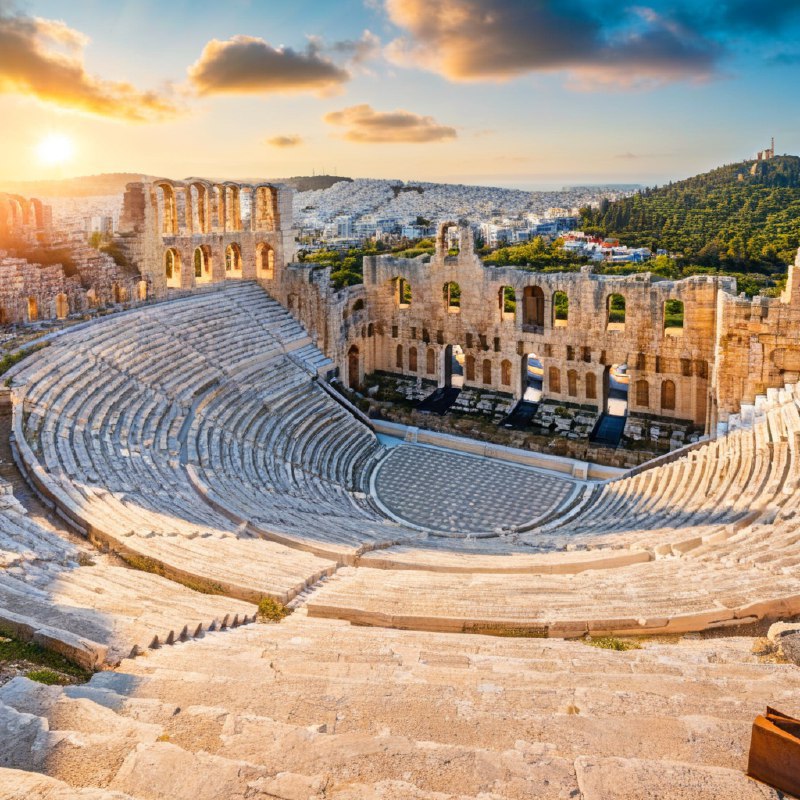 #Bing_Wallpaper“在希腊雅典卫城脚下的赫罗德·阿提库斯剧场，一场壮丽的金色日落庆祝着古典戏剧