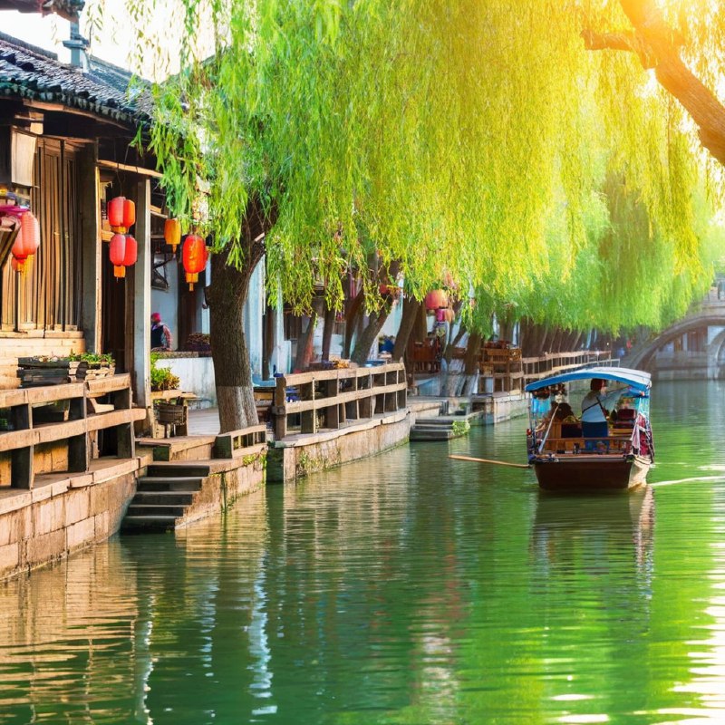 #Bing_Wallpaper江苏省苏州传统水乡的春日黄昏场景充满静谧与诗意