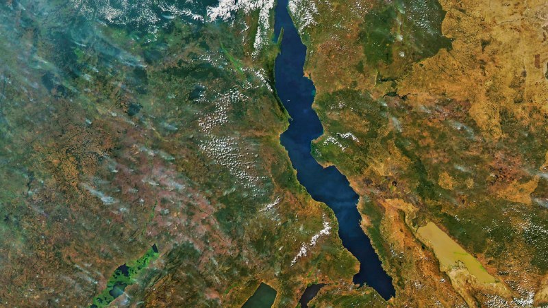 🖼 当水划出界线#Bing_Wallpaper当水划出界线坦噶尼喀湖，非洲 (© BEST-BACKGROUNDS/NASA/Shutterstock)4K | 1080P