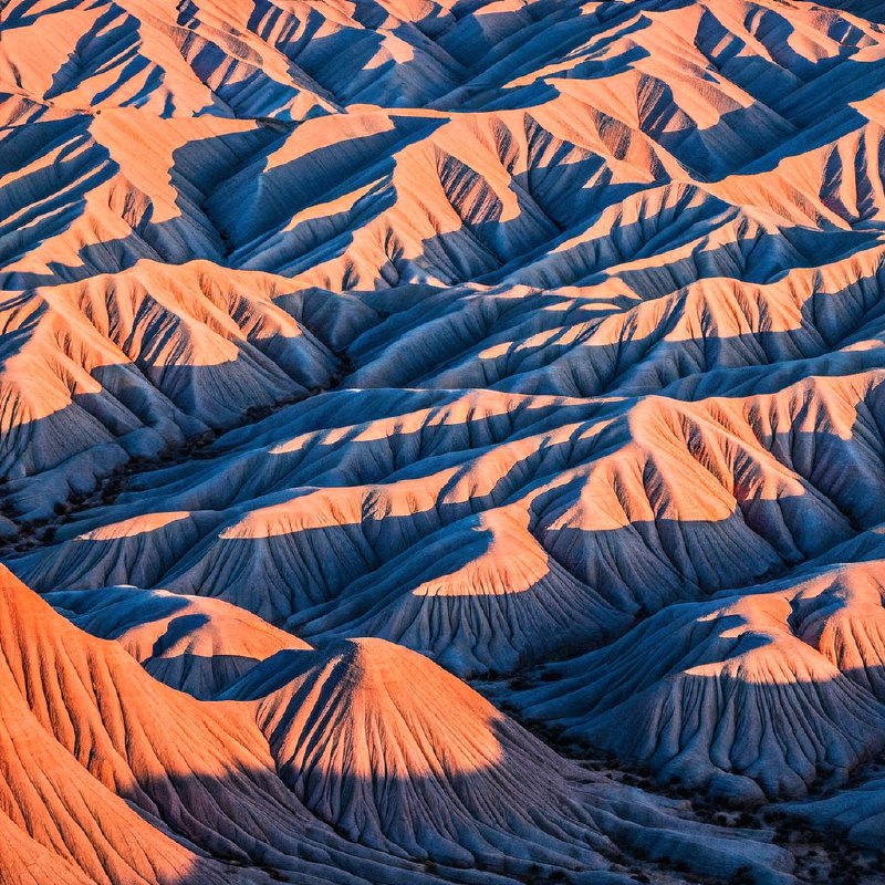 #Bing_Wallpaper“雄伟的砂岩地貌，历经时间的雕琢，形似凝固的波浪，于美国犹他州凯恩维尔附近的黄金时刻捕捉到的景象