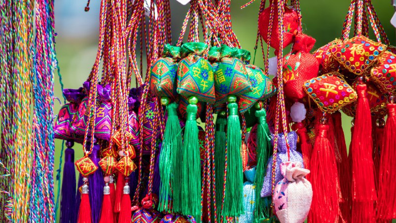 #Bing_Wallpaper充满节日氛围节装饰用彩色丝线串成的香囊，端午节前夕的庙会上，吉林省吉林市，中国 (© Visual China Group/Getty Images)4K