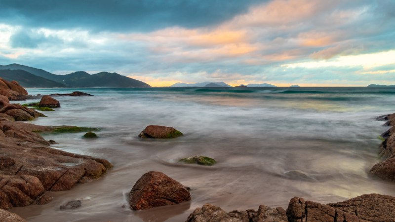 #Bing_Wallpaper潮汐与时间交汇之地圣卡塔琳娜州的海滩, 巴西 (© CaioCarvalhoPhotography/Getty Images)4K