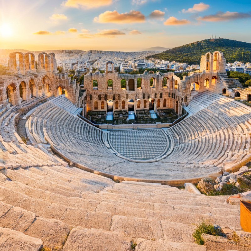 #Bing_Wallpaper“在希腊雅典卫城脚下的赫罗德·阿提库斯剧场，一场壮丽的金色日落庆祝着古典戏剧