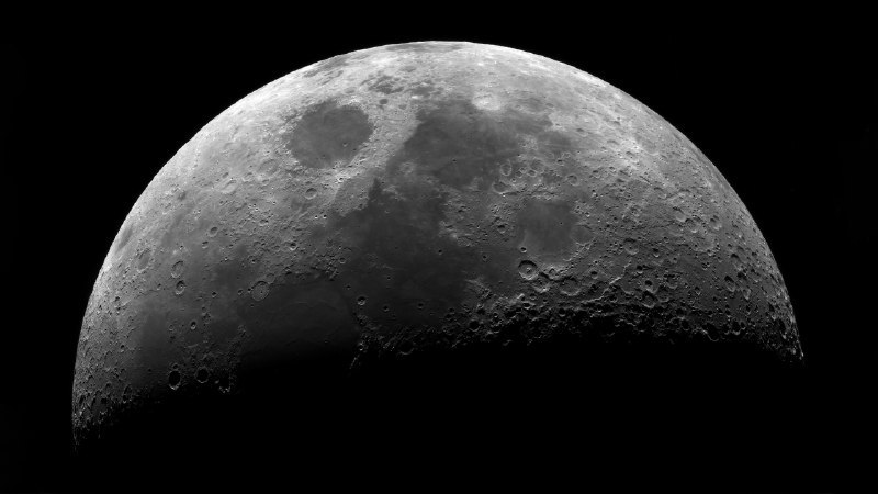 #Bing_Wallpaper在月光下起舞望远镜下的月球表面照片 (© Sergey Kuznetsov/Getty Images)4K