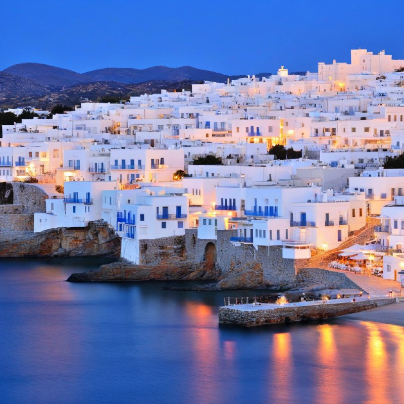 #Bing_Wallpaper“希腊基克拉泽斯群岛中的纳克索斯岛在暮色中显得格外迷人