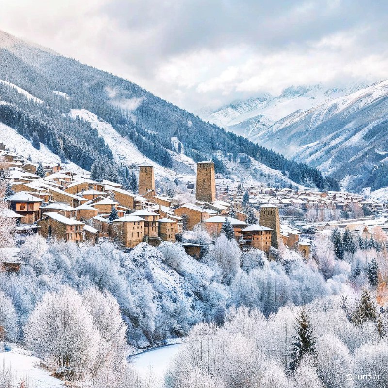 #Bing_Wallpaper“宁静的冬日景观捕捉了格鲁吉亚上斯瓦涅季梅斯蒂亚中世纪石塔的风采，覆盖着一层新雪