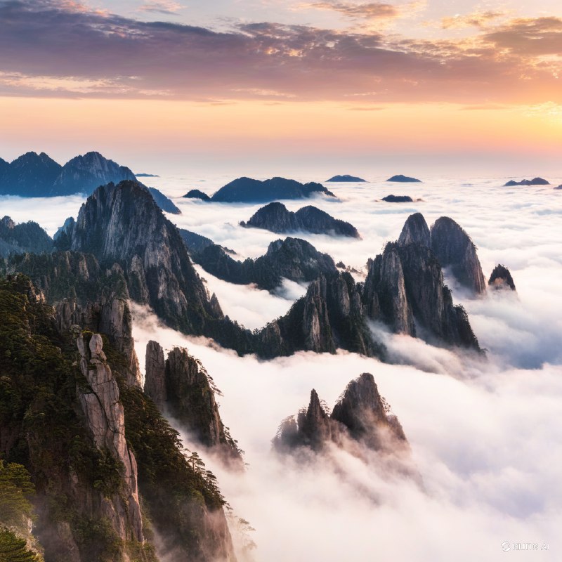 中国黄山的壮丽景色，日出时分，崎岖的山峰上云海翻滚，金色的天空在薄雾中投射出温暖的光芒