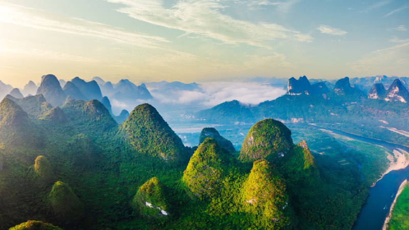 #Bing_Wallpaper秀美壮丽的山河日出时分，美丽的喀斯特山脉鸟瞰图，中国桂林 (© zhaojiankang/Getty Images)4K