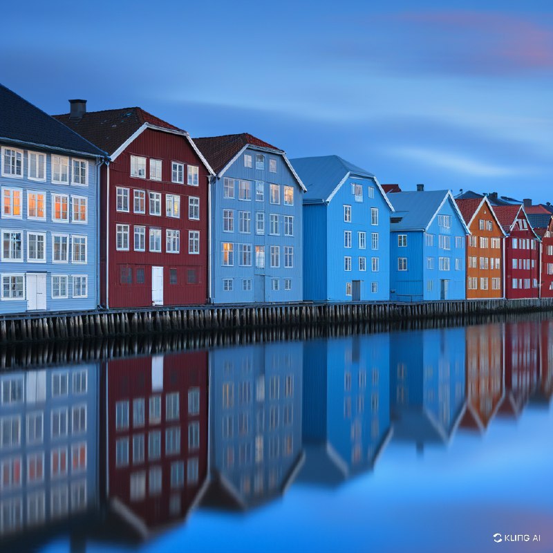 #Bing_Wallpaper“挪威特隆赫姆宁静的暮色，捕捉到‘蓝色时刻’笼罩下的静谧河畔景象