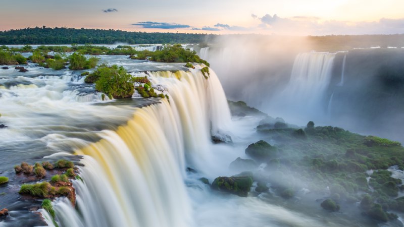 #Bing_Wallpaper瀑布声在各国间回响从巴拉那州看到的伊瓜苏瀑布, 巴西 (© agustavop/Getty Images)4K