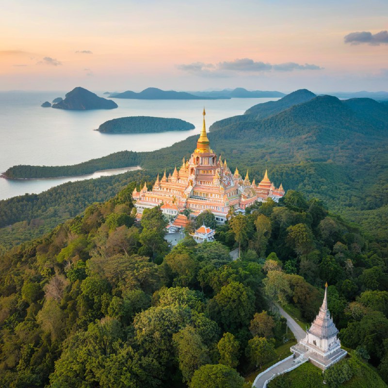 #Bing_Wallpaper在黄昏时分俯瞰泰国班克鲁特的唐赛寺壮丽景色