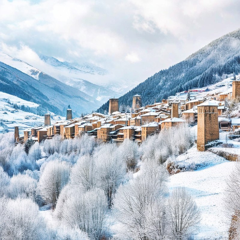 #Bing_Wallpaper“宁静的冬日景观捕捉了格鲁吉亚上斯瓦涅季梅斯蒂亚中世纪石塔的风采，覆盖着一层新雪