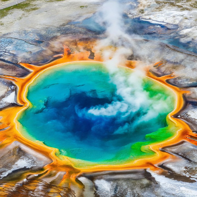 #Bing_Wallpaper密苏里州黄石国家公园的大棱镜泉空中美景，展示了其充满活力的地热之美