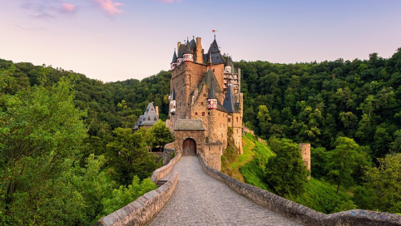 石头编织的童话埃尔茨城堡，德国 (© Allard Schager/Alamy)原图：