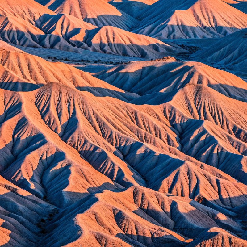 #Bing_Wallpaper“雄伟的砂岩地貌，历经时间的雕琢，形似凝固的波浪，于美国犹他州凯恩维尔附近的黄金时刻捕捉到的景象