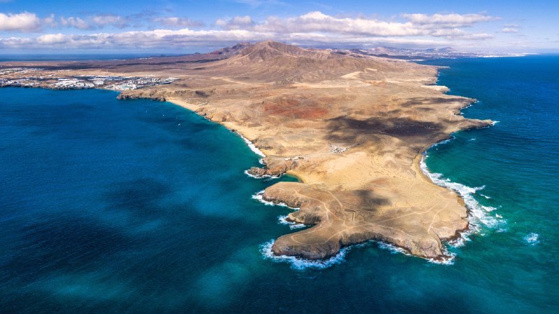 🖼 火山外衣#Bing_Wallpaper火山外衣帕帕加约海滩, 兰萨罗特, 加那利群岛, 西班牙 (© Gavin Hellier/Getty Images)4K | 1080P