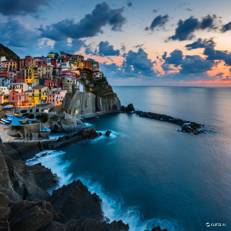 夕阳下的海滨村庄景色迷人，悬崖边的房屋色彩斑斓，可以俯瞰大海，海浪轻轻拍打着岩石，天空中的云朵波澜壮阔，景色宁静如画，令人陶醉，气氛祥和