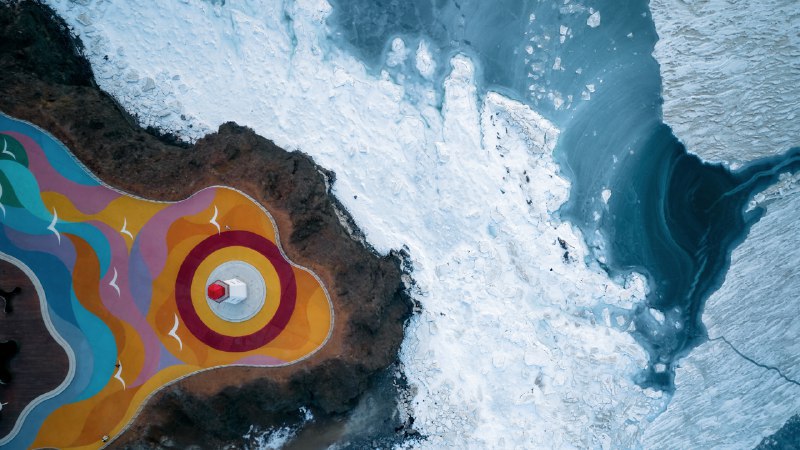 #Bing_Wallpaper一路通往童话之路鸟瞰冰封的大海和悬崖上的灯塔，大连泊霞湾公园，辽宁省，中国 (© zhengshun tang/Getty Images)4K