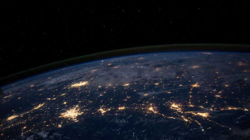 #Bing_Wallpaper巨大的成功从地球上空 225 英里处俯瞰墨西哥湾沿岸各州的夜间景象 (© Stocktrek Images/Getty Images)4K