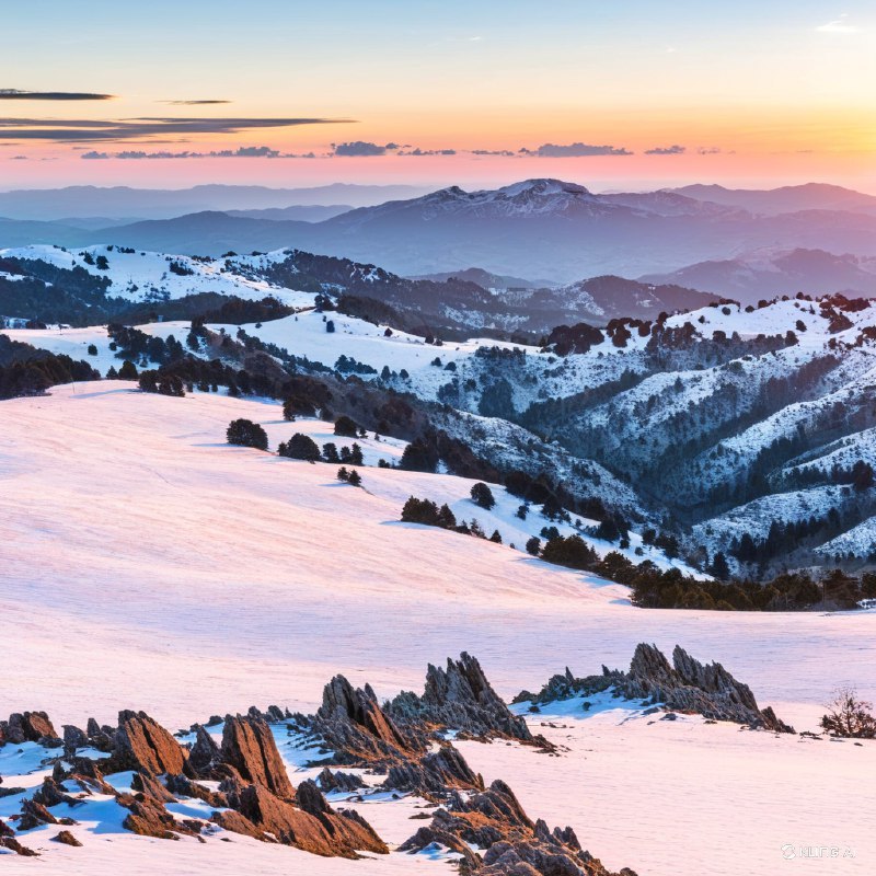 #Bing_Wallpaper壮丽的冬季景色展现在加泰罗尼亚比利牛斯山的科尔德阿雷斯，雪花点缀的起伏山丘与嶙峋的岩石露头映入眼帘