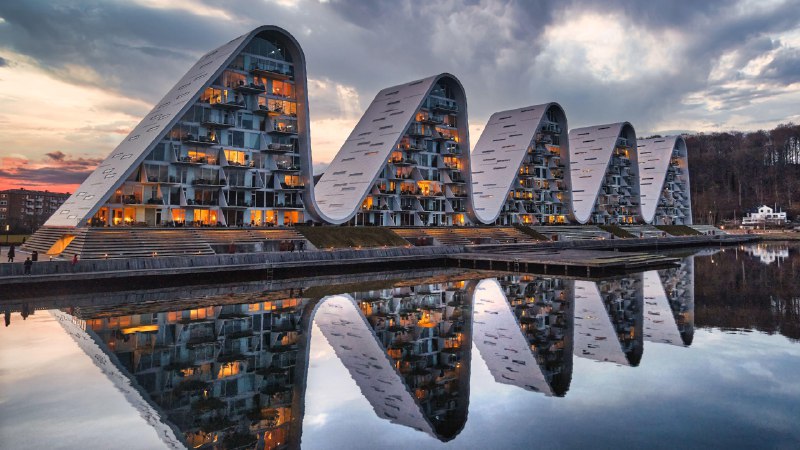 #Bing_Wallpaper混凝土中铸造的波浪波浪住宅楼, 瓦埃勒, 丹麦 (© Frank Bach/Alamy)4K | 1080P