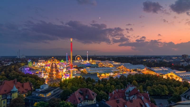 为慕尼黑啤酒节干杯！Oktoberfest in Munich at sunset (© AllesSuper21/iStock/Getty Images)原图：