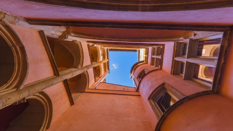 #Bing_Wallpaper承载过往的篇章里昂的一条穿廊，法国 (© TPopova/Getty Images) 法国4K | 1080P