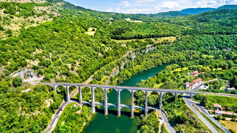 🖼 优雅而低调的巨人#Bing_Wallpaper优雅而低调的巨人Cize-Bolozon viaduct crossing the Ain gorge, France (© Leonid Andronov/Getty Images)4K