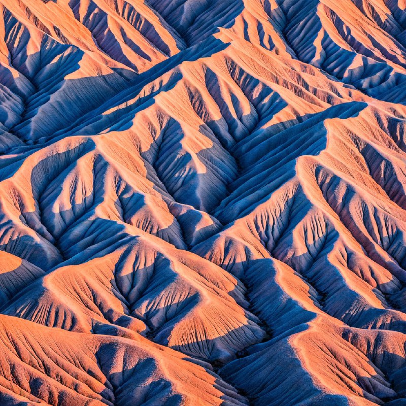 #Bing_Wallpaper“雄伟的砂岩地貌，历经时间的雕琢，形似凝固的波浪，于美国犹他州凯恩维尔附近的黄金时刻捕捉到的景象