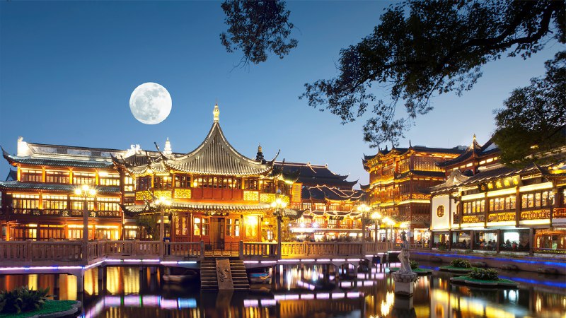 明月千里寄相思月圆之夜的豫园，上海，中国 (© zyxeos30/Gettyimages)原图：