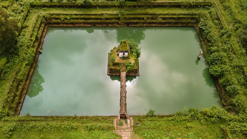 #Bing_Wallpaper静水流深的传说希莫加附近的 Champaka Sarasi 池塘，卡纳塔克邦，印度 (© Amith Nag Photography/Getty Images)4K