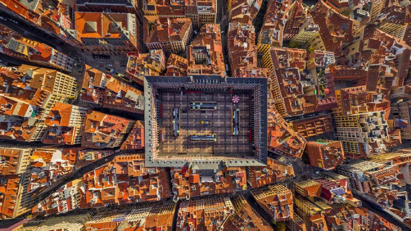 #Bing_Wallpaper网格的心脏马约尔广场鸟瞰图, 马德里, 西班牙 (© AirPano LLC/Amazing Aerial Agency)4K