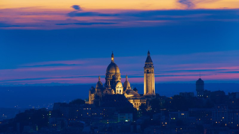 比赛开始！蒙马特和圣心大教堂，巴黎，法国 (© Tuul & Bruno Morandi/Getty Images)原图：
